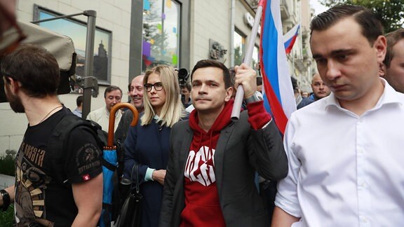 Ljubow Sobol, Ilja Jaschin und Iwan Schdanow bei einer Demonstration