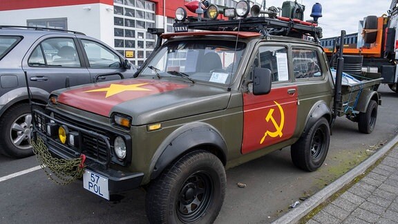 Ein alter Lada NIVA mit Hammer und Sichel