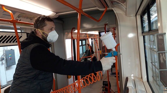 Straßenbahnen in der tschechischen Stadt Brünn werden mit einem antibakteriellen Mittel behandelt.