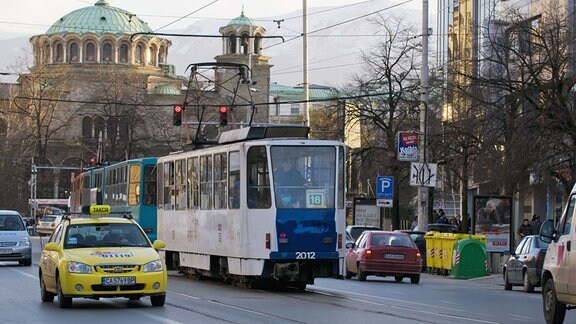 Straßenverkehr in Sofia.