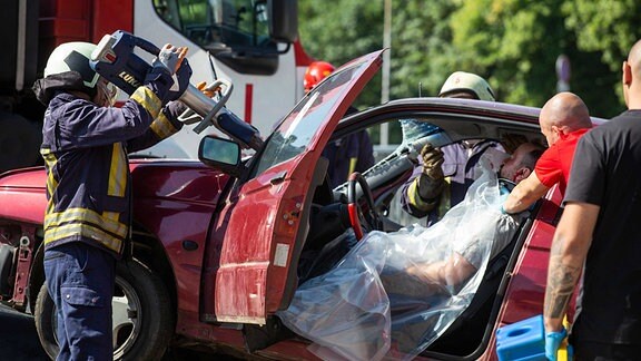 Vorführung der Rettungsarbeiten nach einem Verkehrsunfall in Sofia, Bulgarien anlässlich des Verkehrssicherheitstages in Bulgarien.