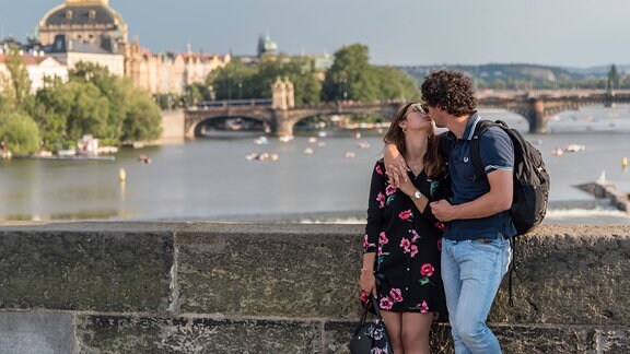 Junges Paar küsst sich auf Karlsbrücke