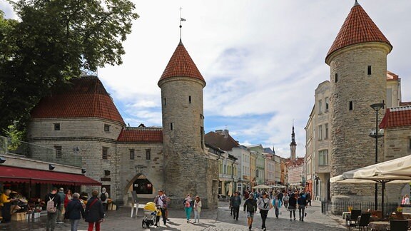 Blick in historische Altstadt von Tallin durch mittelalterliches Stadttor