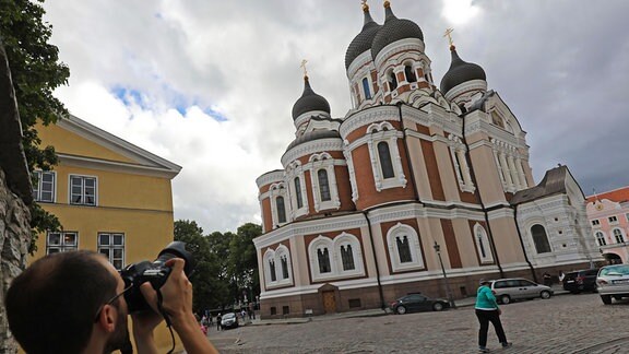 Fotograf fotografiert Kirche in Altstadt von Tallin