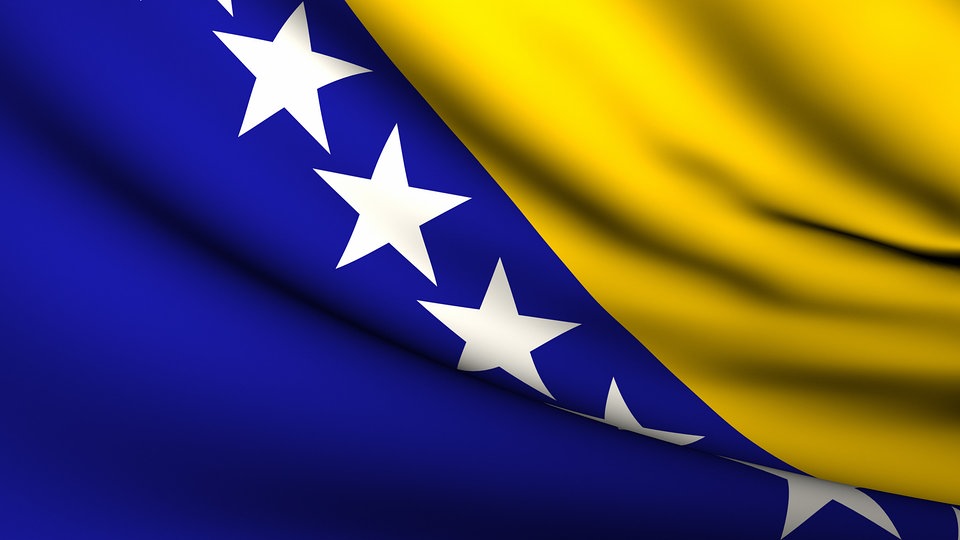 https://cdn.mdr.de/nachrichten/welt/osteuropa/land-leute/flagge-bosnien-herzegowina-104_v-variantBig16x9_wm-true_zc-ecbbafc6.jpg?version=11412