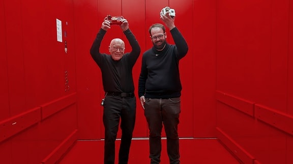 Die Architekten Saša Janez Mächtig und Nikola Opačić mit dem Kiosk K67 als LEGO-Bausatz