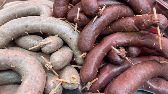 Blutwurst und Leberwurst beim traditionellen Schlachtfest