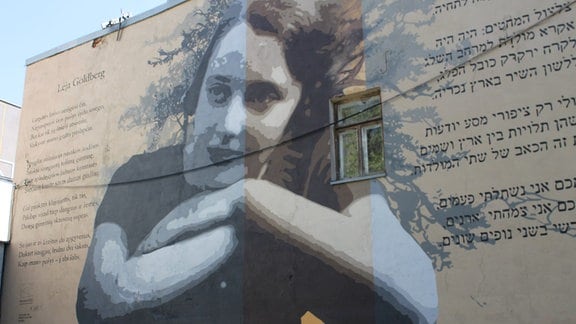 Ein Wandgemälde mit der israelischen Künstlerin Leja Goldberg 