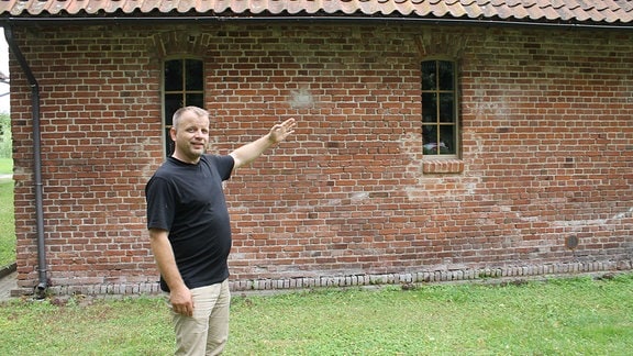 Pfarrer Mindaugas Zilinskis zeigt das Gemeindehaus