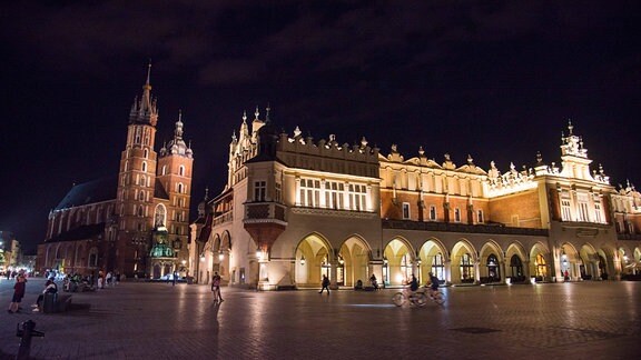 Marienkirche und Tuchhallen in Kraków / Krakau bei Nacht