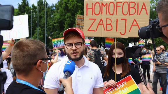 Der Aktivist Bartosz  Staszewski auf einer Demo im polnischen Lublin am 15.06.2020