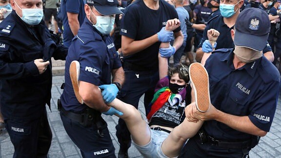 Polizei trägt einen Demonstranten auf einer LGBT-Demo weg.