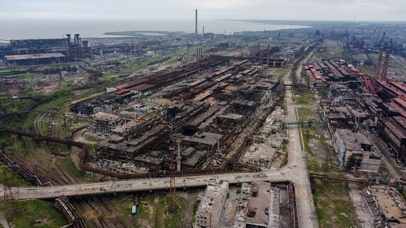 Das Gelände des Asow-Stahl-Werkes während einer Minenräumaktion russischer Truppen.