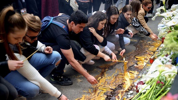 Schulkinder zünden Kerzen für die Opfer in der Nähe Vladislav-Ribnikar-Grundschule an.
