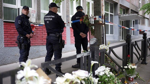 Polizisten stehen Wache neben der Vladislav-Ribnikar-Schule.