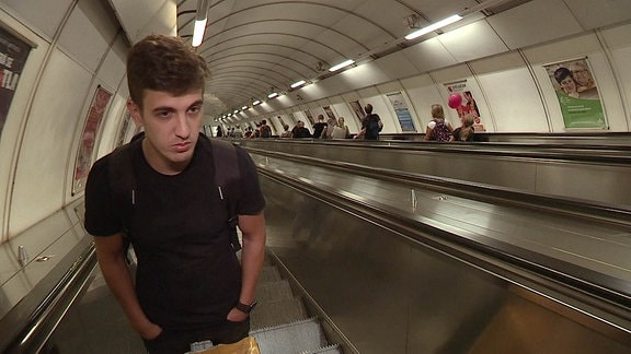 Mann auf Rolltreppe in Prager Metro