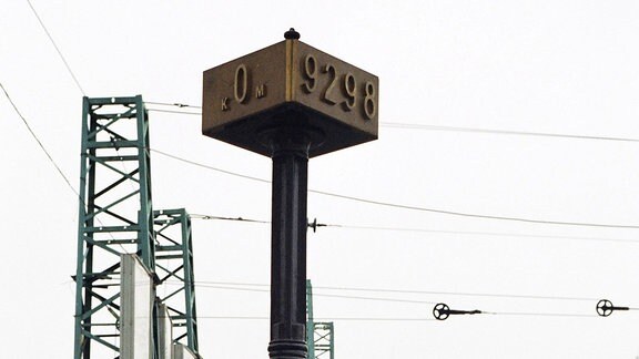 Obelisk markiert den Beginn und das Ende der 9298 Kilometer langen Transsibirischen Magistrale am Jaroslawler Bahnhof in Moskau
