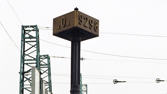 Obelisk markiert den Beginn und das Ende der 9298 Kilometer langen Transsibirischen Magistrale am Jaroslawler Bahnhof in Moskau