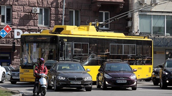 Ein Oberleitungsbus in Kiew