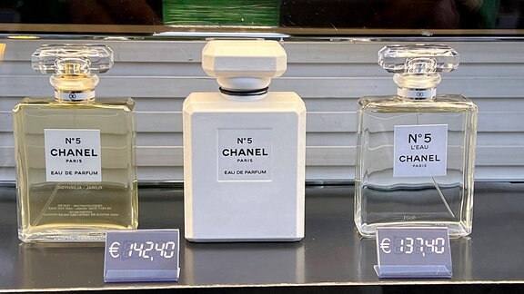 Im Schaufenster einer Parfumerie ist Parfum von Chanel in der Auslage