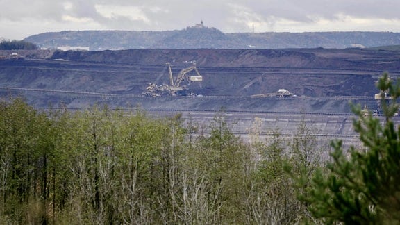 Braunkohlen-Tagebau mit Bagger in Nordböhmen