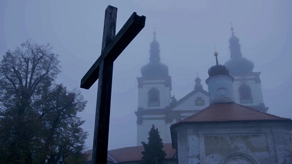 Wallfahrtskirche Mariánské Radčice im Nebel 