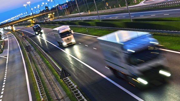 Lkw auf einer vierspurigen Autobahn mit Zugangskontrolle in Polen.