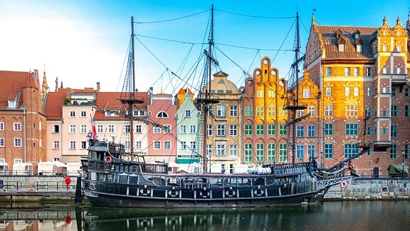 Fachwerkhäuser und Boote in der Altstadt von Danzig