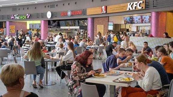 Ein Food Court in einem Einkaufszentrum.