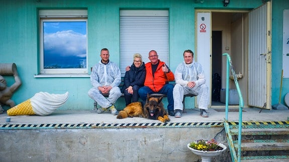 Familie Zakrzewski vor ihrem Familienbetrieb Bezet, Gartenzwergproduzent in Nowa Sól (Polen)