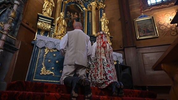 Ein Brautpaar vor dem Altar 