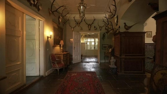 Innenansicht Schloss Stonsdorf -  Staniszów - Foyerbereich mit Hirschgeweihen 