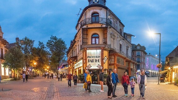 Menschen in einer Einkaufsstraße.