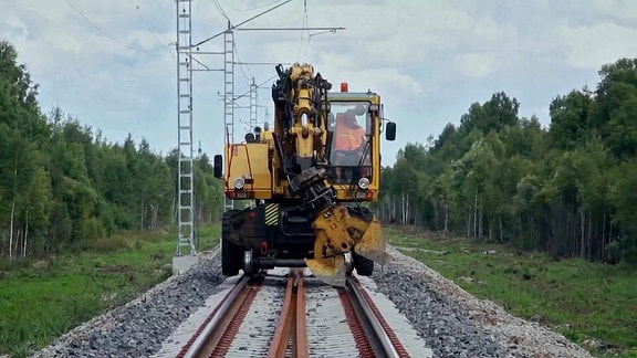 Gleisbagger auf Schienen
