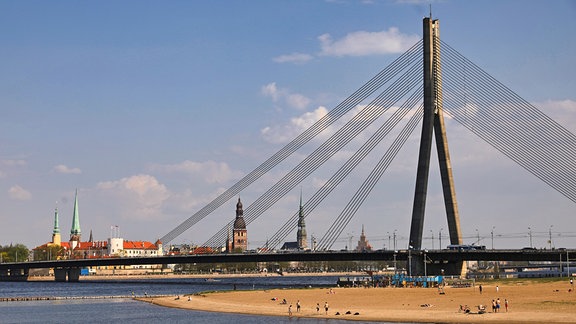 Blick Riga mit Brücke im Vordergrund