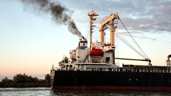  Das fast 30 Jahre alte Cargo-Schiff „Doga K“, unterwegs auf dem Sulina-Kanal in Rumänien