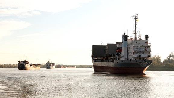 Cargo-Schiffe in der Warteschlange auf dem Chilia-Arm der Donau, dem Grenzfluss zwischen Rumänien und der Ukraine