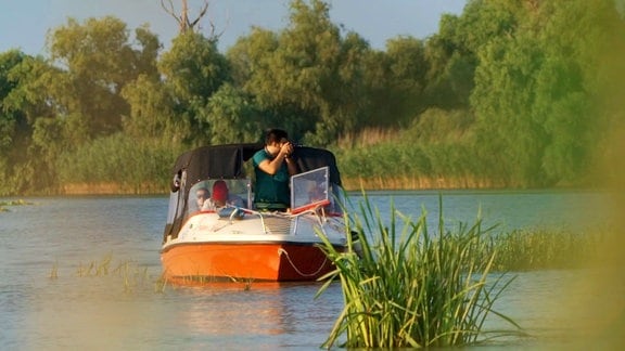 Tourist in einem Boot fotografiert die Natur