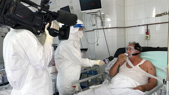 Journalisten des rumänischen Senders Digi24 drehen eine Doku-Serie auf einer Corona-Intensivstation