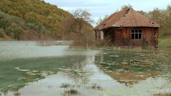 Ein Haus steht in Wasser