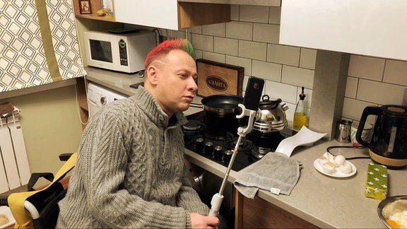 Sascha filmt Kochshow mit Handy in Küche