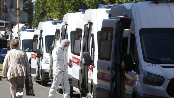Krankenwagen vor einer Sankt Petersburger Krankenhaus warten mit Covid-Patienten auf Einlass