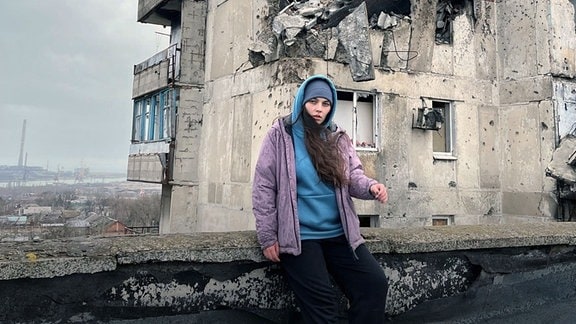 Russische Influencerin Sofia Makeewa posiert vor Ruinen in der von Russland anektierten ukrainischen Stadt Mariupol