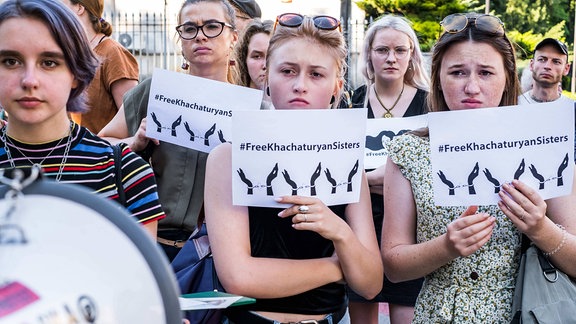 Demonstration für die Freilassung dreier Schwestern vor der russischen Botschaft in Warschau