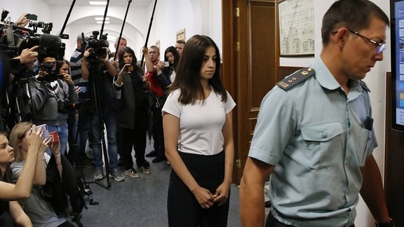 Angelina Khachaturian wird in den Gerichtsaal geführt