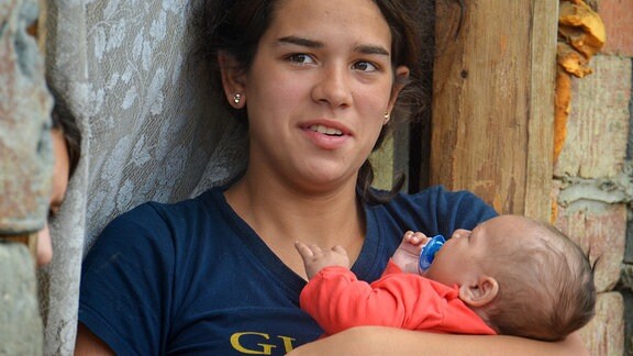 Die 15-jährige Nikola mit ihrem neugeborenen Sohn Sajmon.