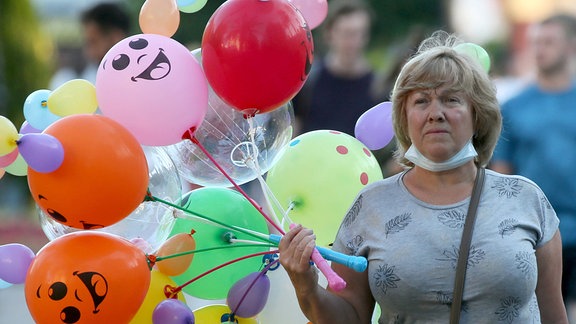 Frau mit Luftballons-