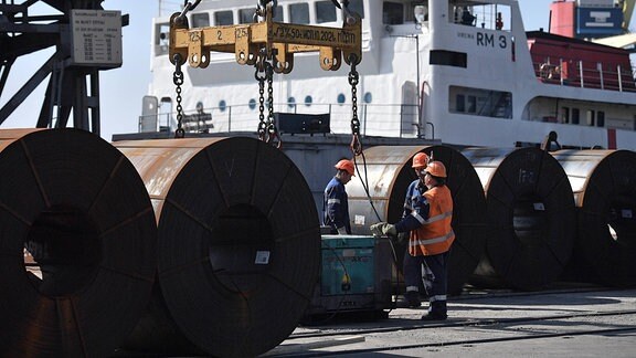 Stahlrollen vor der Verladung auf einen Frachter im Hafen von Mariupol