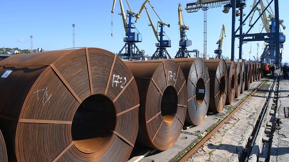 Stahlrollen im Hafen von Mariupol 