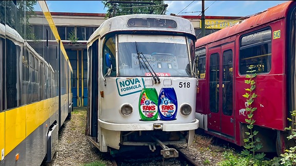 Straßenbahnen im Depot der städtischen Verkehrsbetriebe in Sarajevo, darunter eine vom Typ Tatra